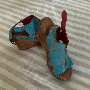 BedStu turquoise wedges size 8